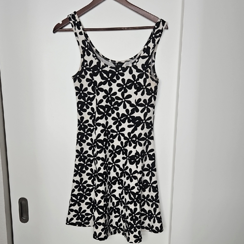 Black and White Sleeveless Mini Sundress with Scoop Neck